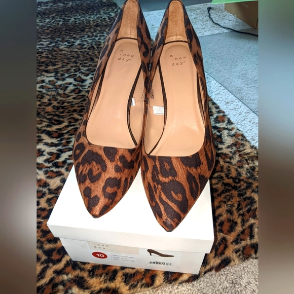 Pumps - Picture 2 of 4